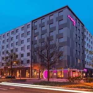 4* מלון Moxy Frankfurt Airport